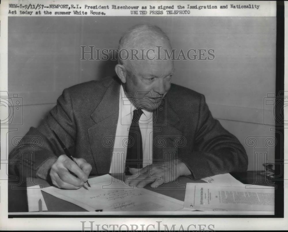 1957 Press Photo Newport RI President Eisenhower, Immigration Act signed - Historic Images