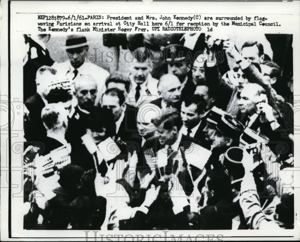 1961 Press Photo Pres. and Mrs. Kennedy are surrounded by Parisians at City Hall - Historic Images