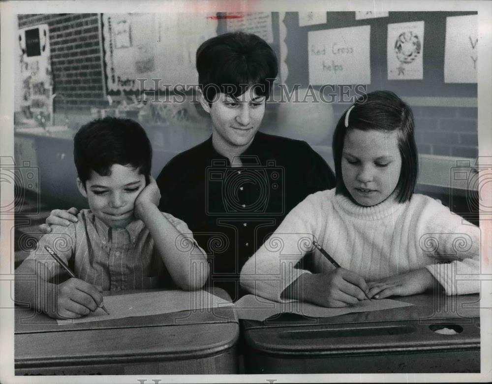 Press Photo Judson DiVincenzo, Laura Ivins &amp; Mirle Saferstein of Adran School - Historic Images