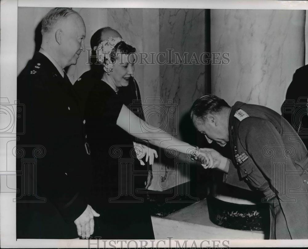 1952 Press Photo General And Mrs. Dwight Eisenhower Greeted In Paris - Historic Images