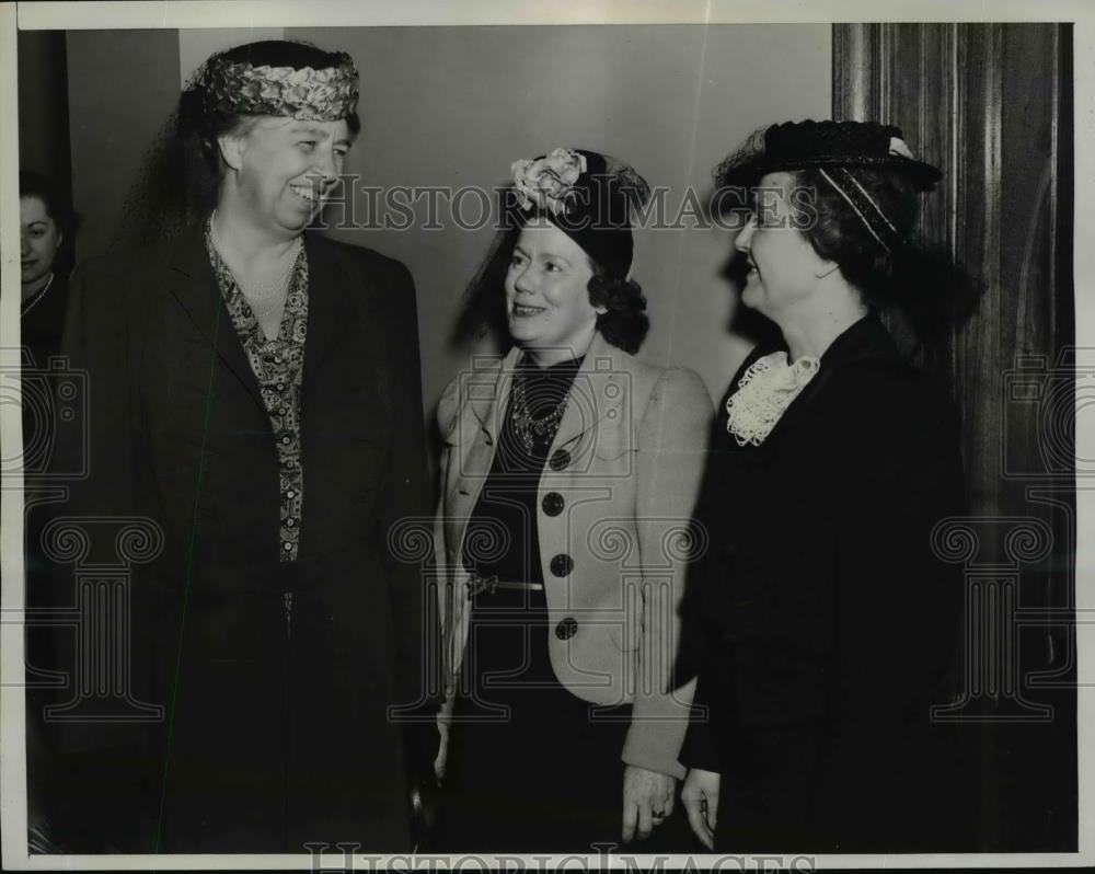 1941 Press Photo Mrs. Franklin D. Roosevelt with members of Senate Ladies. - Historic Images