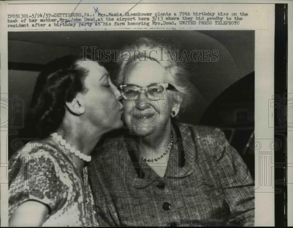 1957 Press Photo Mrs.Mamie Eisenhower and daughter Mrs. John Doud. - Historic Images