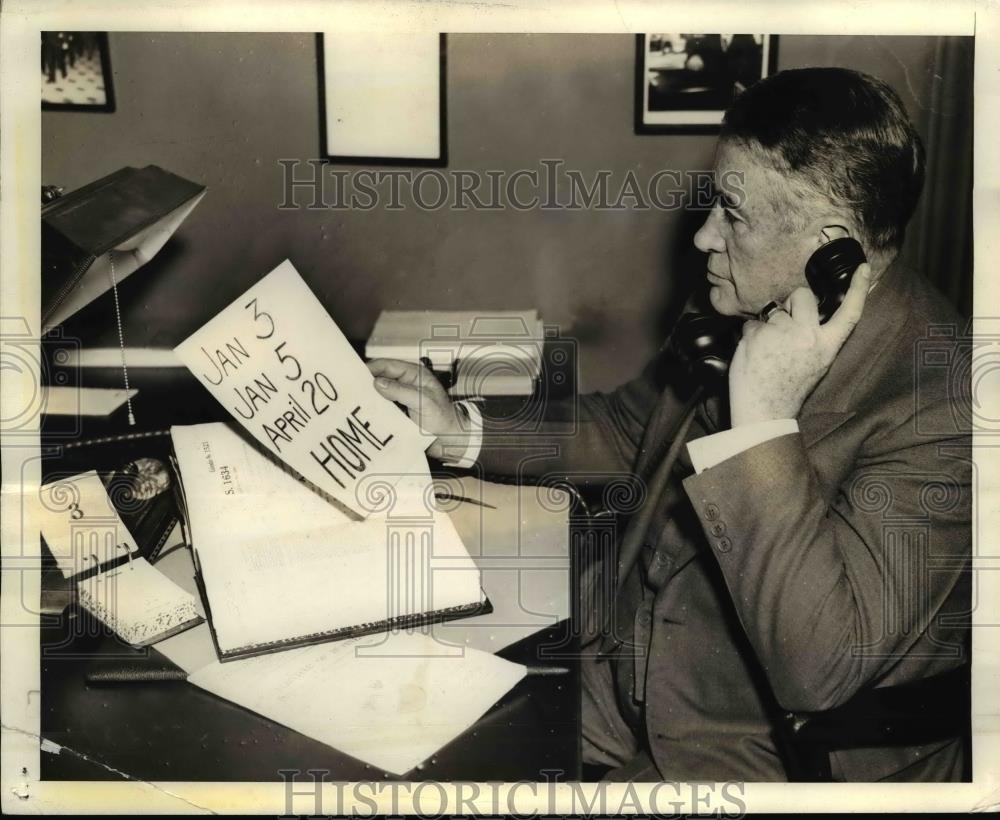 1938 Press Photo Kentucky Senator Alben W. Barkley Looks at Calendar - Historic Images