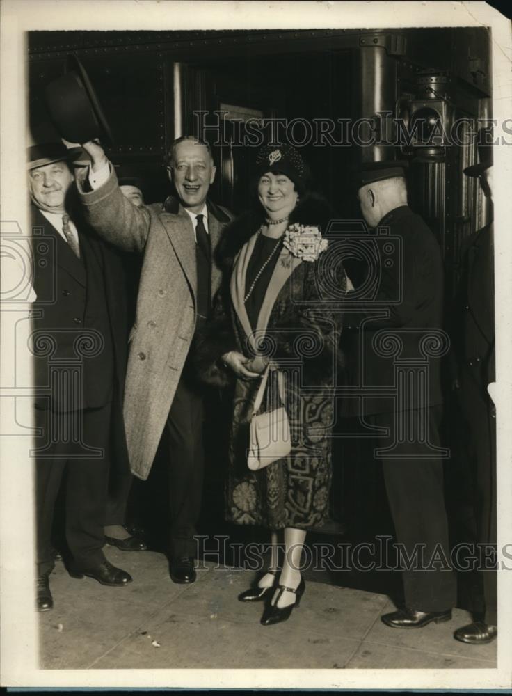 1929 Press Photo NY Governor &amp; Mrs Alfred Smith at Pa Station for vacation - Historic Images