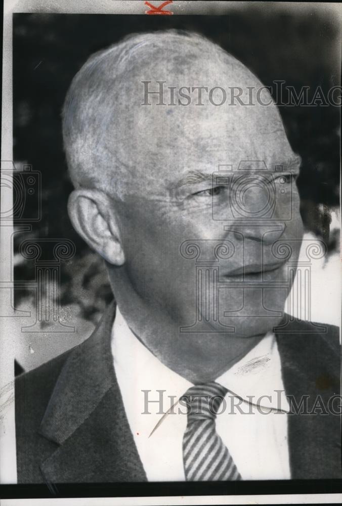 1957 Press Photo President Dwight Eisenhower in Newport Rhode Island - Historic Images