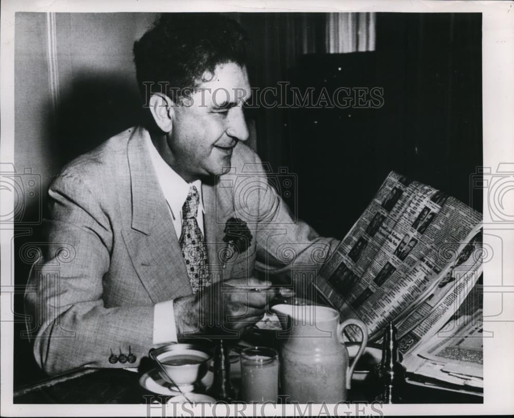 1952 Press Photo Ohio Governor Frank J. Lausche Reading Newspaper - Historic Images