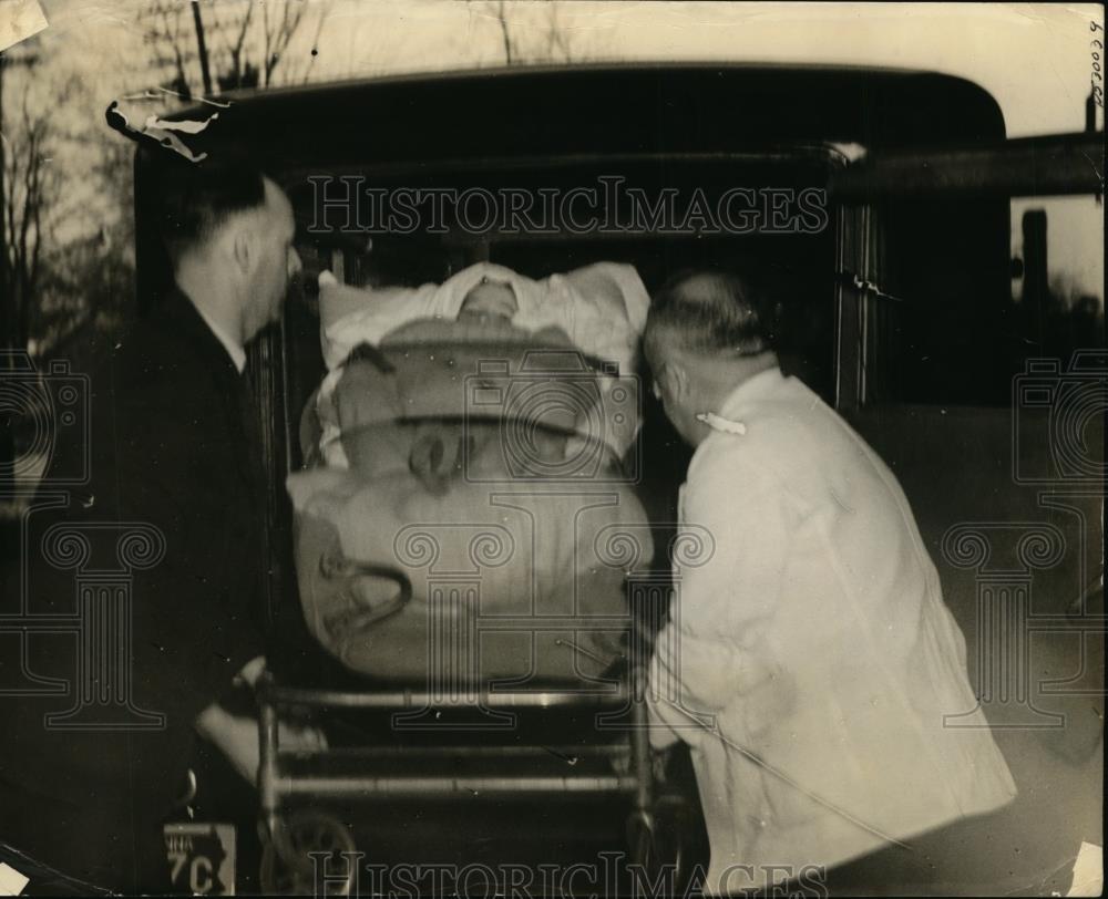 1939 Press Photo Attendants Removing Kathryn Felt From Ambulance - Historic Images