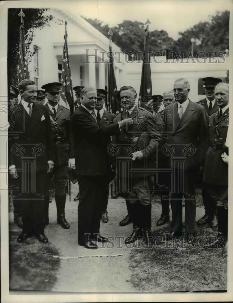 1932 Press Photo Washington DC President Hoover presents medal. - Historic Images