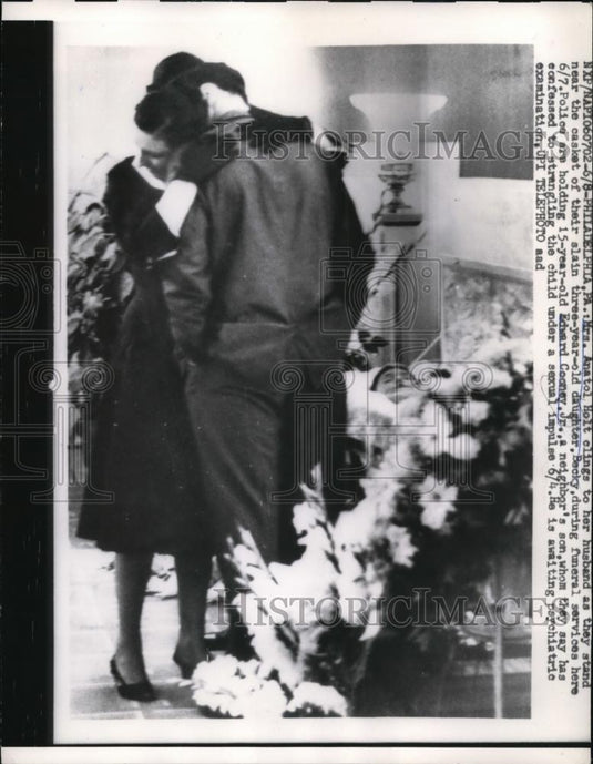 1959 Press Photo Mrs Anatol Holt clings to husband as they at funeral. - Historic Images