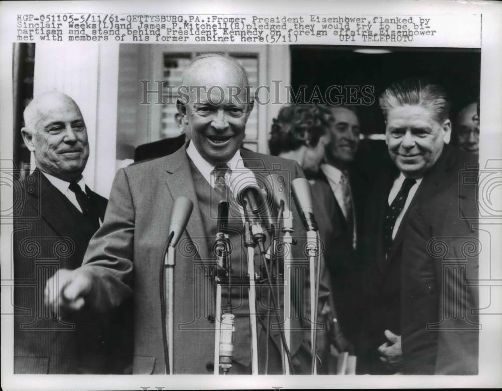 1961 Press Photo Pres. Eisenhower with Sinclair Week and James P. Mitchell - Historic Images