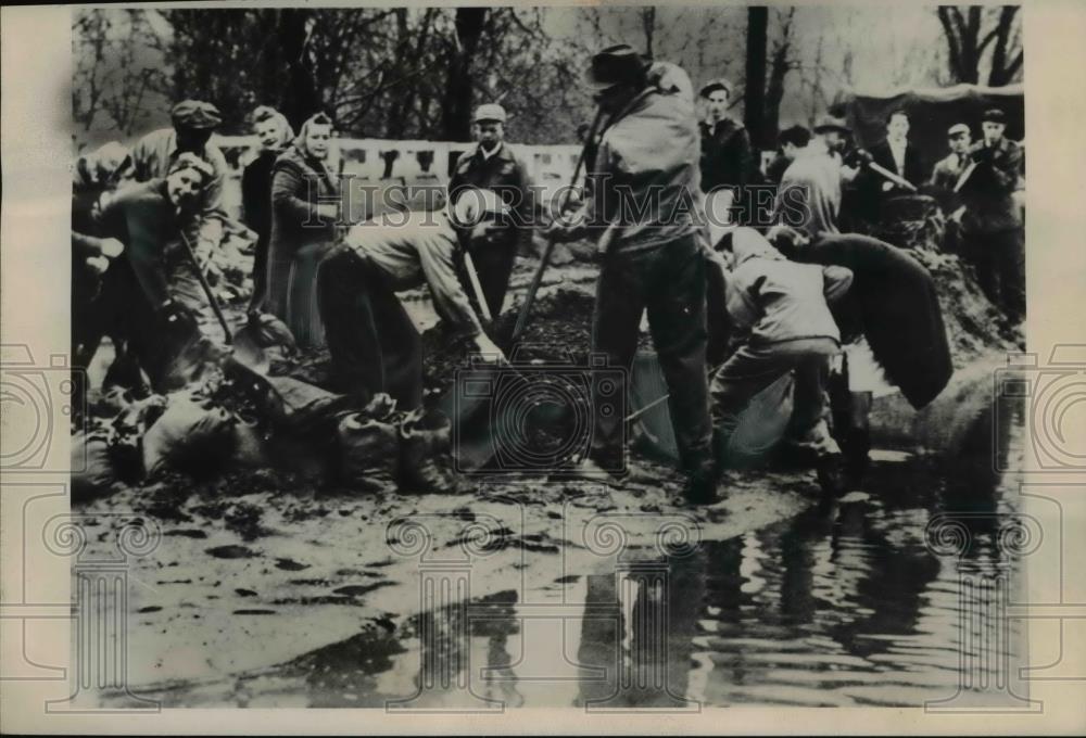 1950 Press Photo Vincennes Ind Housewives among volunteers to fill sandbags - Historic Images