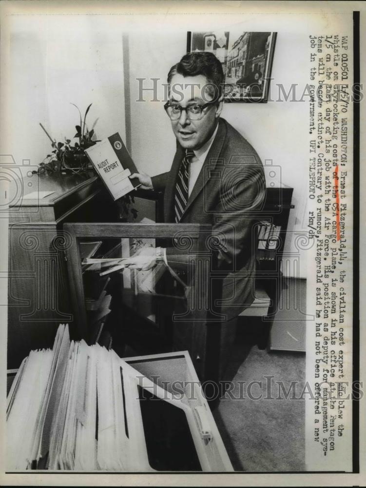 1970 Press Photo Ernest Fitzgerald of C5A Cargo Plane Case Pentagon Washington - Historic Images