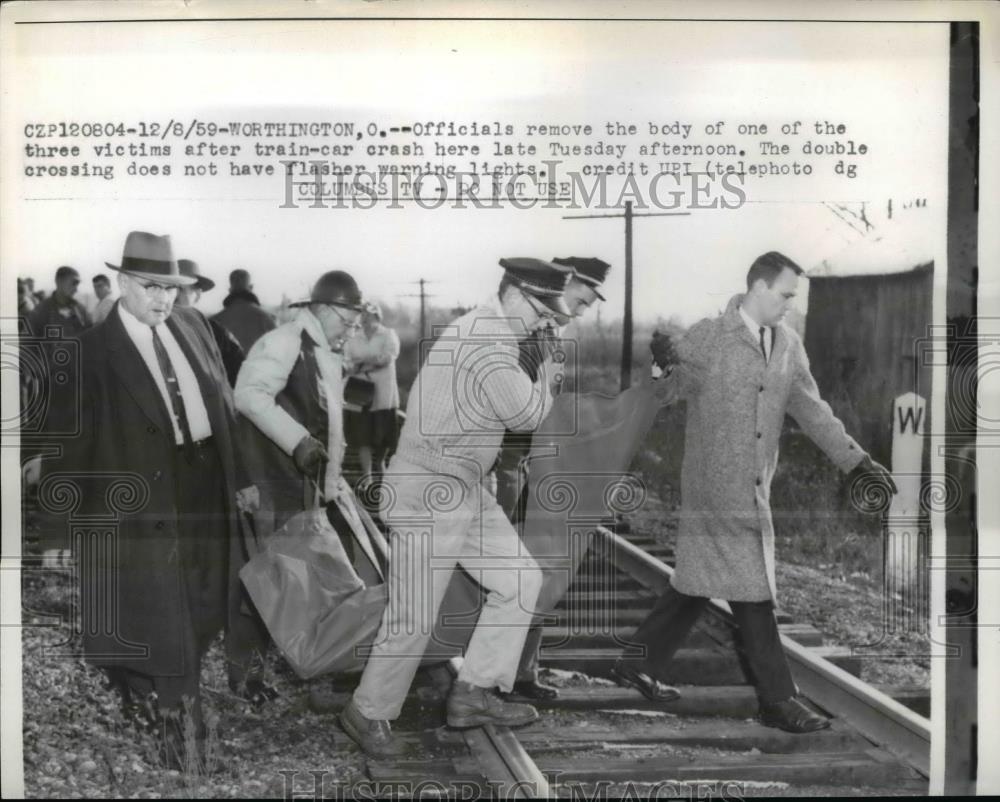 1959 Press Photo officials moving one of three bodies from a train and car - Historic Images