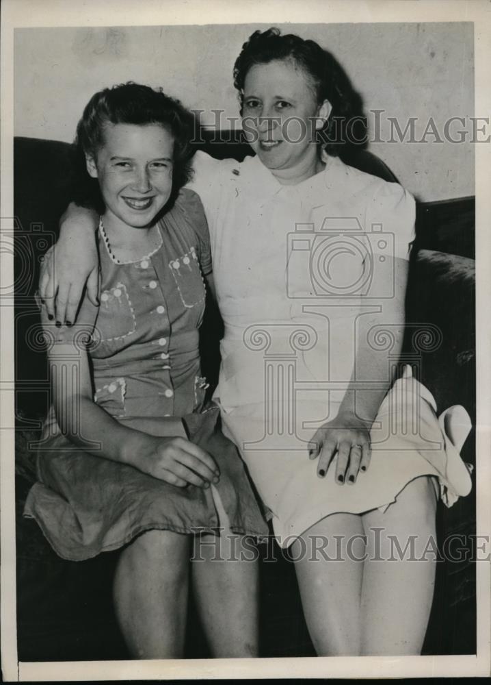 1941 Press Photo Vera Olive Thrush returns to her mother&#39;s home after marriage - Historic Images