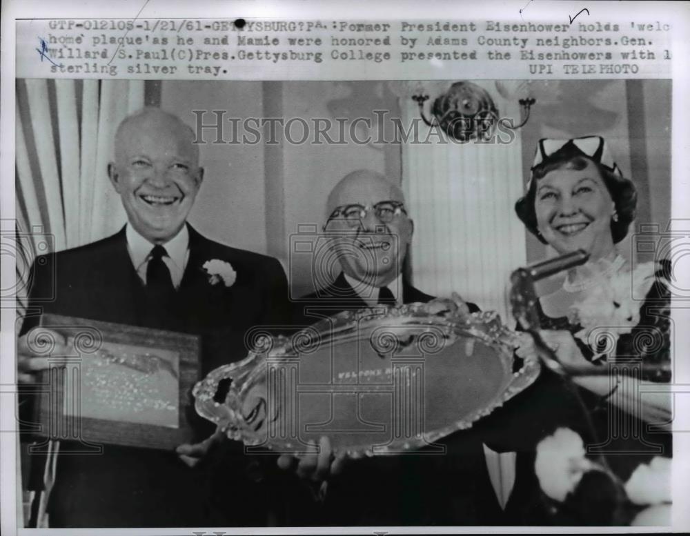 1961 Press Photo Pres.Eisenhower holds a welcome plaque by Adams County Neighbor - Historic Images