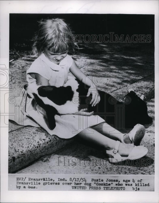 1954 Press Photo Susie Jones Grieving Over Her Dog Cookie Killed by Bus - Historic Images