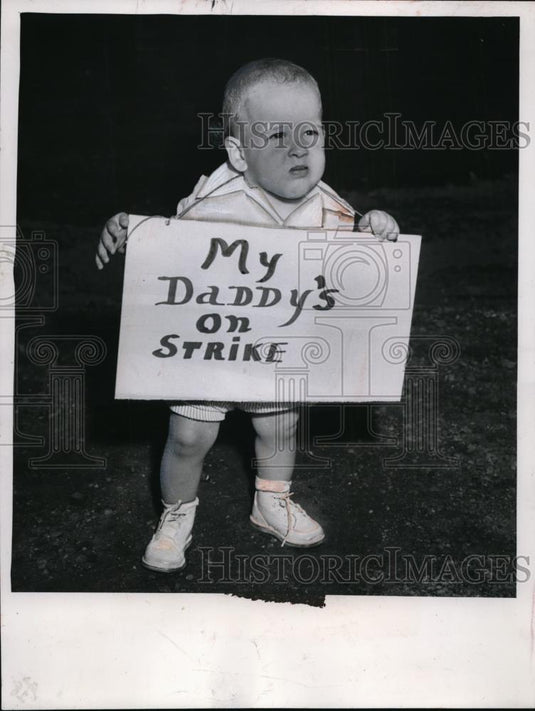 1954 Press Photo Baby Holds Strike Sign Reads "My Daddy's on Strike," Cleveland - Historic Images