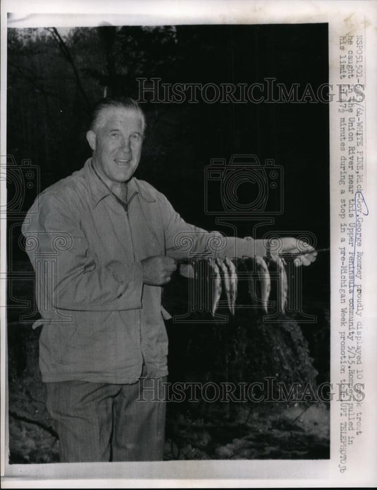 1964 Press Photo White Pine Mich Gov George Romney displays trout - Historic Images