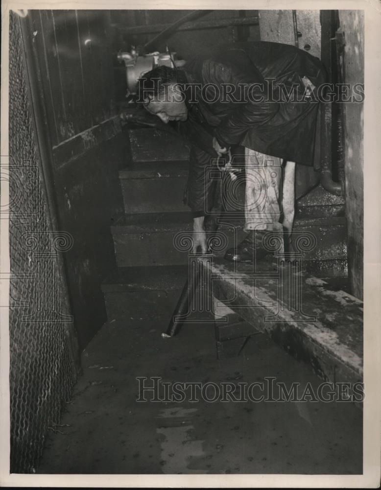 1947 Press Photo Emil Bossard uses electric pump in a flooded basement - Historic Images