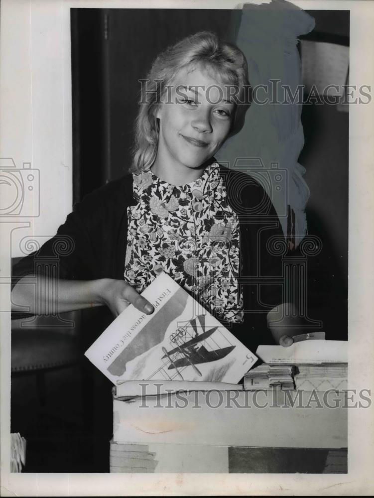 1960 Press Photo Jackie Wightman removes SRA reading better understanding lab - Historic Images