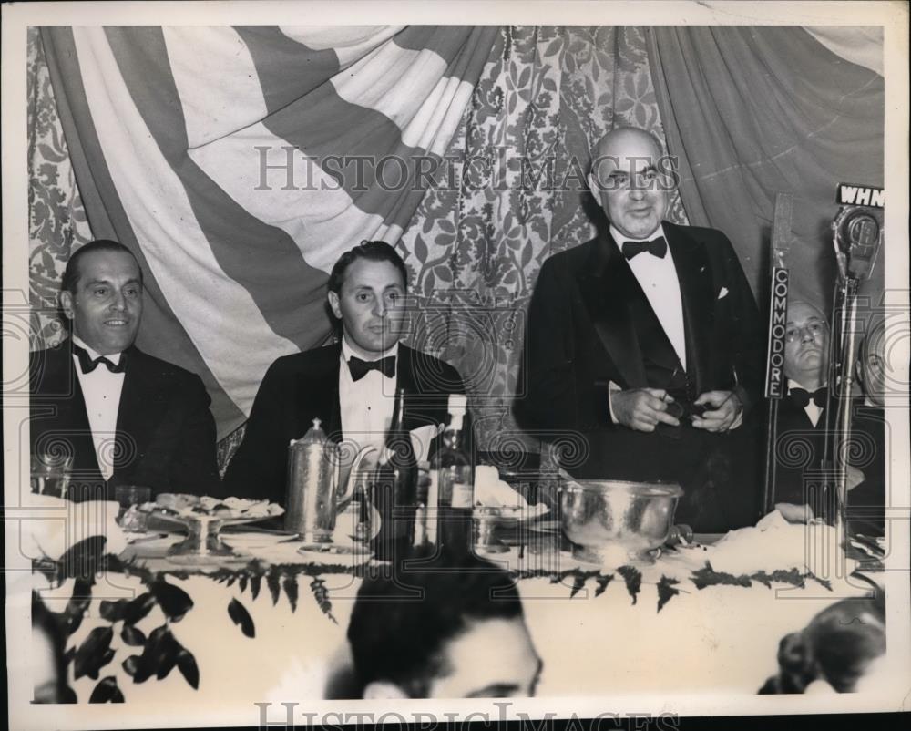 1939 Press Photo Gov Lehman D-NY at dinner for college graduates of Italian - Historic Images