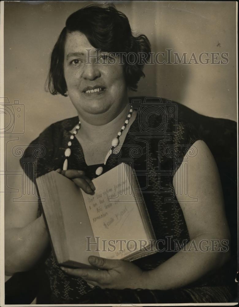 1928 Press Photo Mrs Evangeline Lindbergh mother famous flier, book signatures - Historic Images