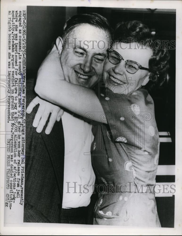 1955 Press Photo Mrs Alma Fergerson & atty Sol Friedman at her release from jail - Historic Images