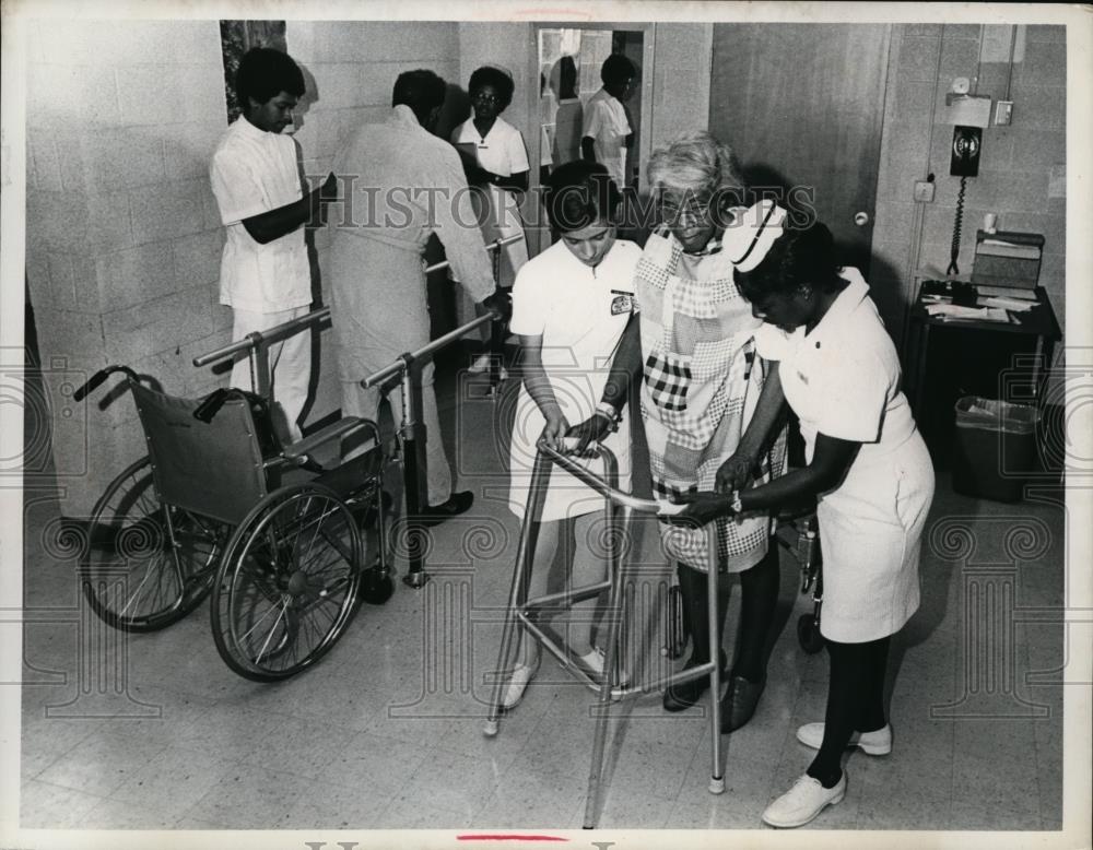 1972 Press Photo Nurses Help Physical Therapy Patient, Cleveland Ohio - Historic Images