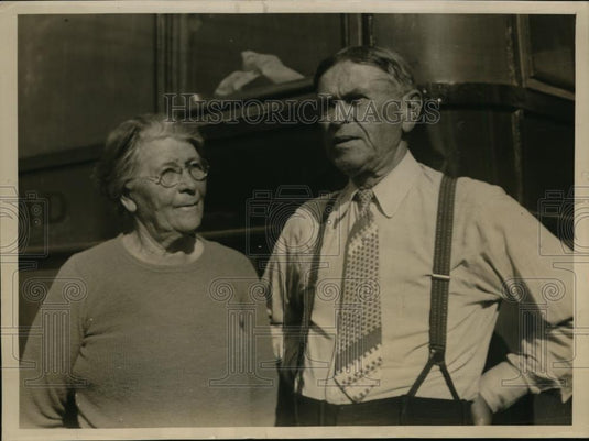 1938 Press Photo Fred V Dankowske and his wife as they arrived at trailer park. - Historic Images