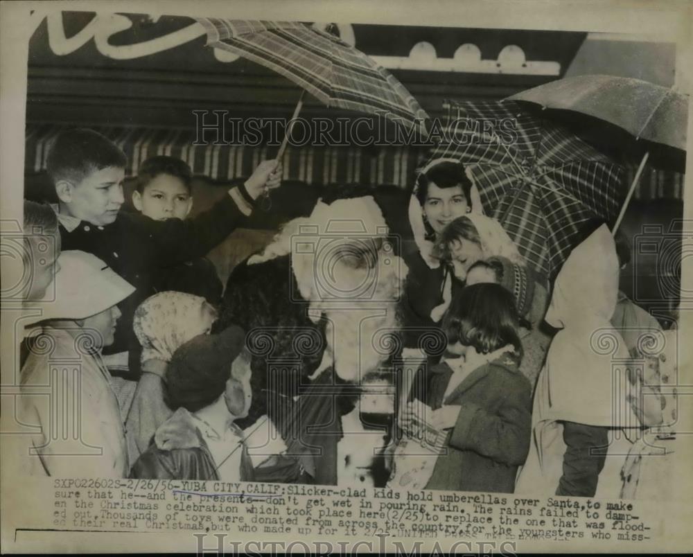 1956 Press Photo Seeing Santa in Yuba City California After Flood in December - Historic Images