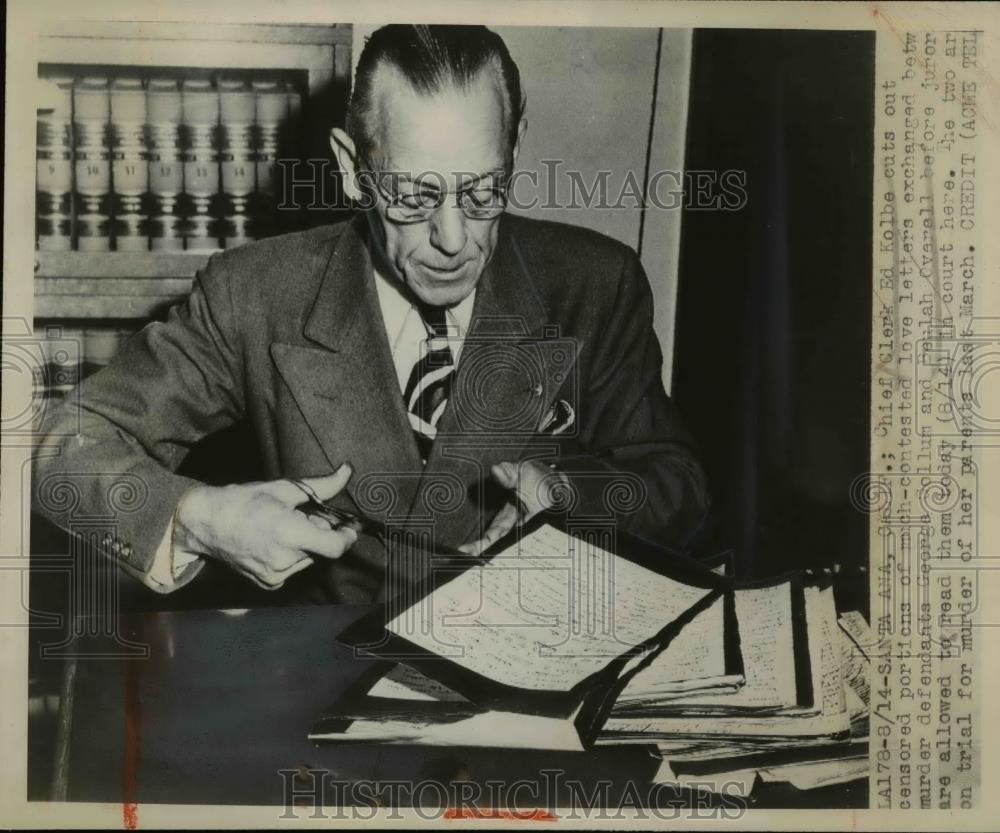 1947 Press Photo Chief clerk Ed Kolbe cuts out censored parts of love letters - Historic Images