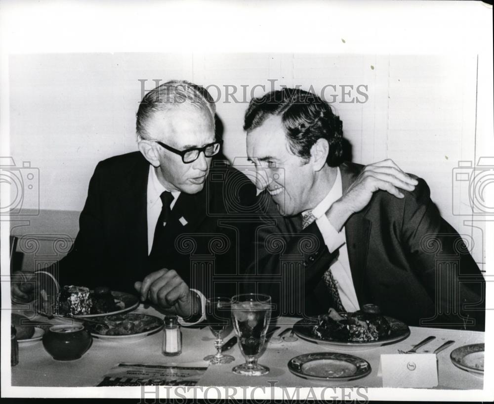 1970 Press Photo Maine Senator Edmund S. Muskie, Candidate Howard Metzenbeum - Historic Images