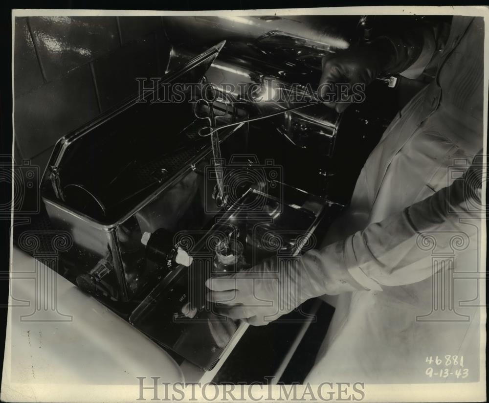 1943 Press Photo Marvinol Gloves made from Coal, Limeston and Salt and Water. - Historic Images