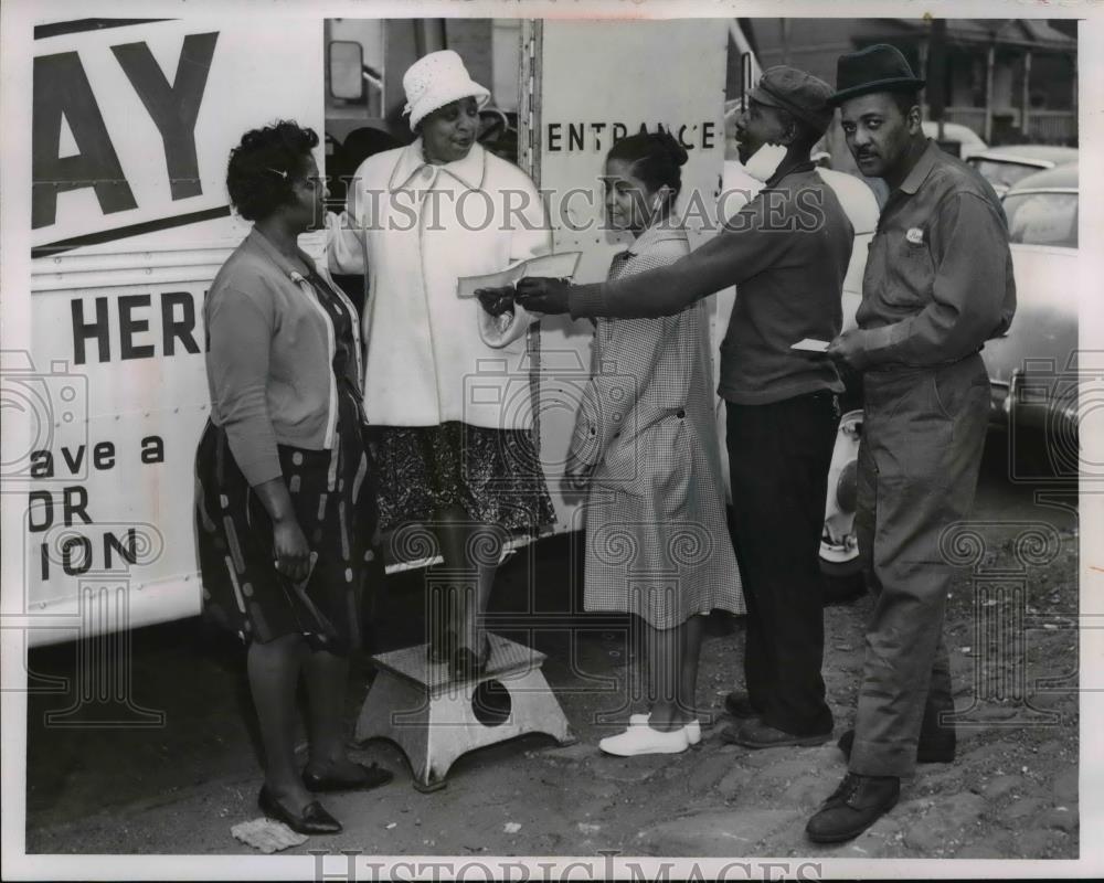 1963 Press Photo Gladstone Are aboard Ant-Tuberculosis League X-ray mobile. - Historic Images