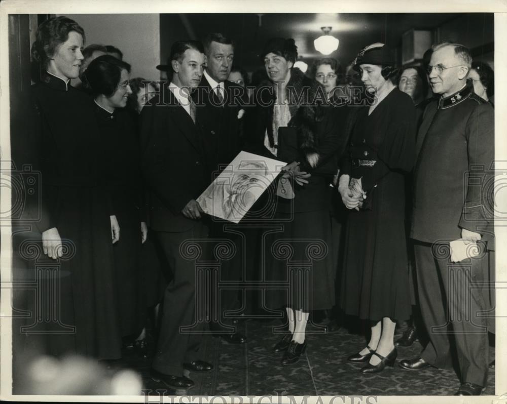 1933 Press Photo Mrs Franklin D Roosevelt Touring Salvation Army Cafeteria - Historic Images