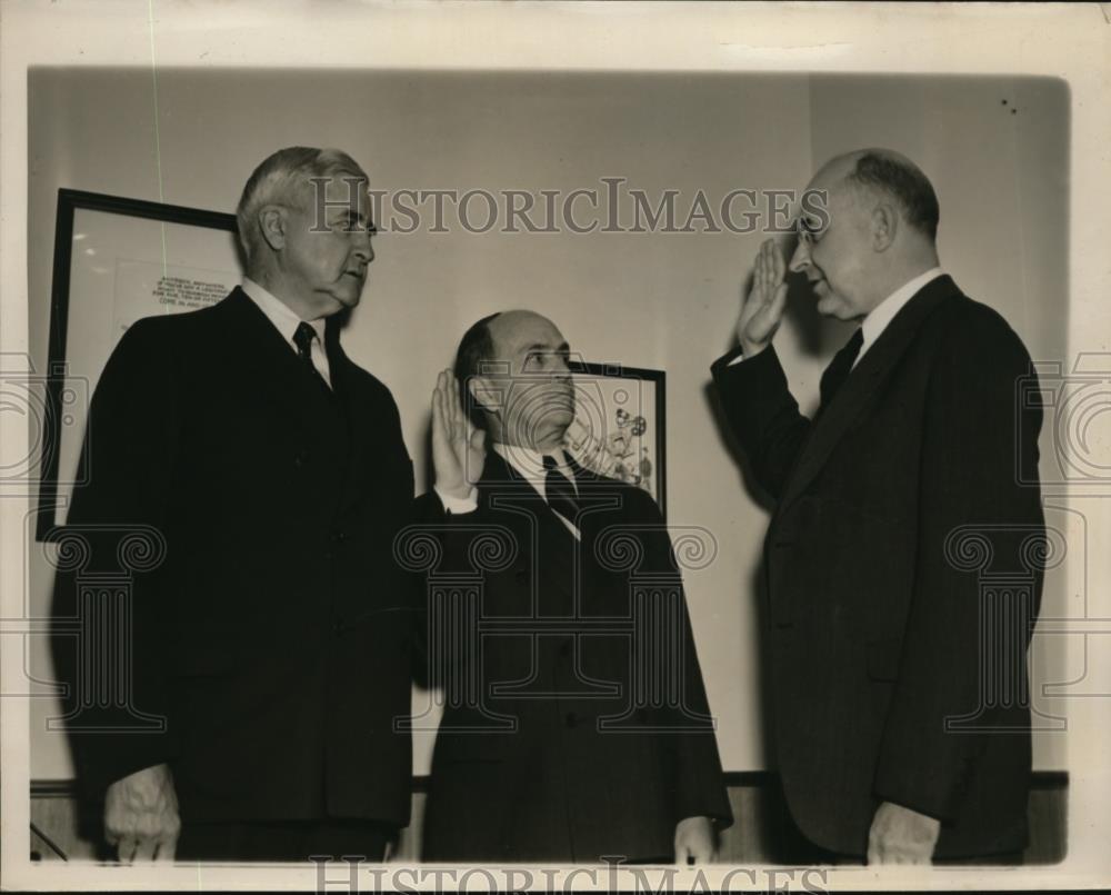 1940 Press Photo Abner H.Ferguson take oath as Federal Housing Administrator - Historic Images