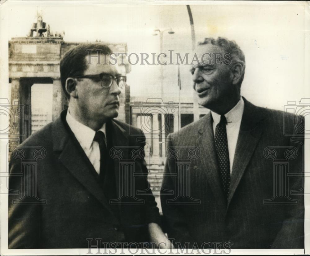 1968 Press Photo Mayor Klaus Schuts and Clark Clifford of U.S. Defense. - Historic Images