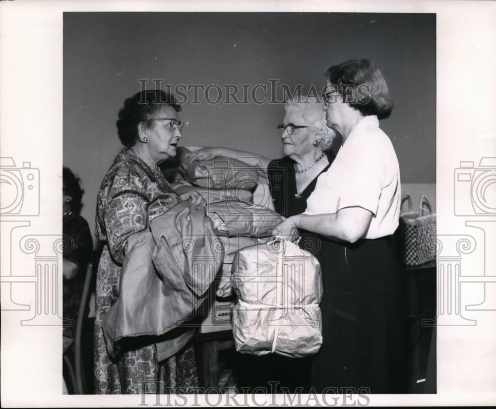 1962 Press Photo Mrs Frank Prusa Mrs E Freund Mrs R Oborne Red Cross Cleveland - Historic Images