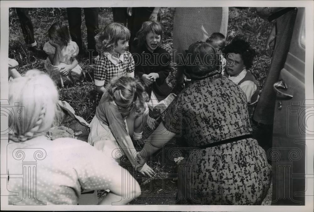 1953 Press Photo Eight Children, Mrs. Rena Schindel Auto Crash Cleveland,OH - Historic Images