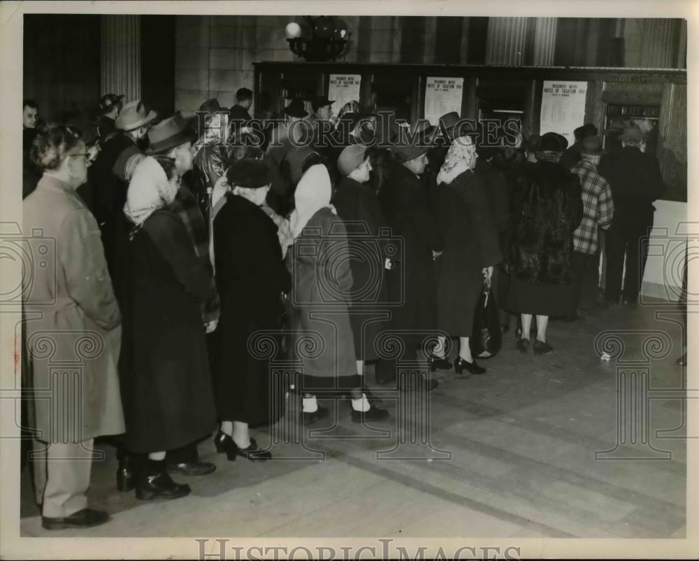 1952 Press Photo Real Property Taxpayers in Line at Lakeside Courthouse - Historic Images