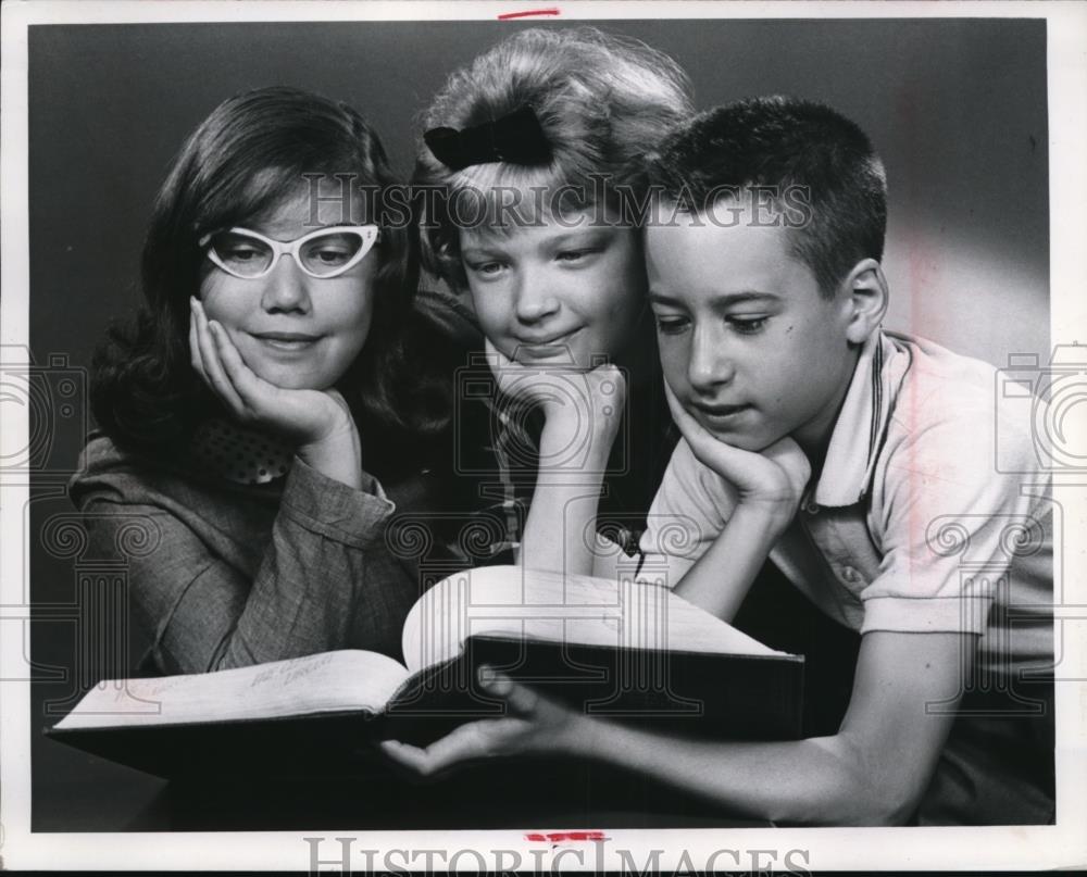 1964 Press Photo Group of School Children reads a story, - Historic Images