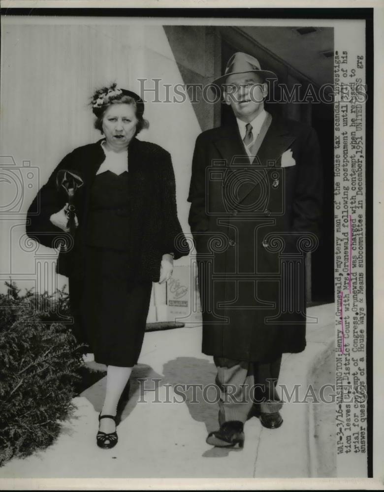 1953 Press Photo Henry Grunewald and wife leave US District Court. - Historic Images