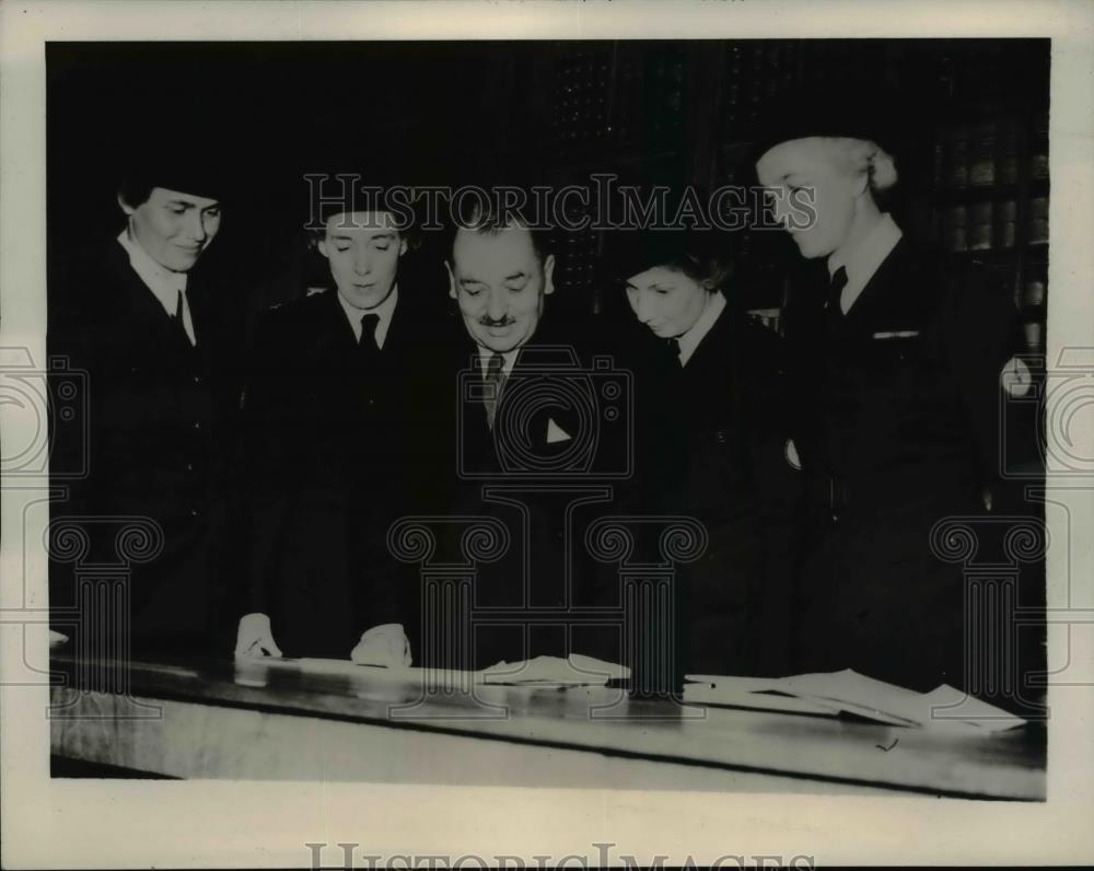 1941 Press Photo US Nurses Ernest Brown Elizabeth Jackson, Elisabeth Phillips, - Historic Images