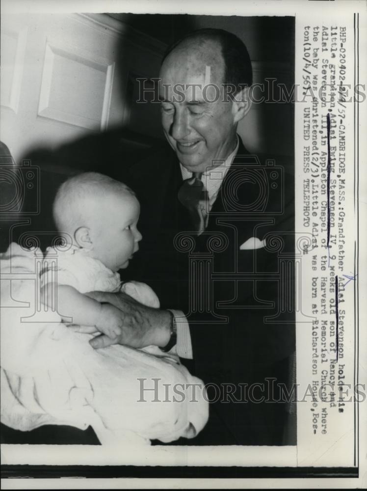 1957 Press Photo Adlai Stevenson hold his grandson Adlain Ewing Stevenson IV. - Historic Images