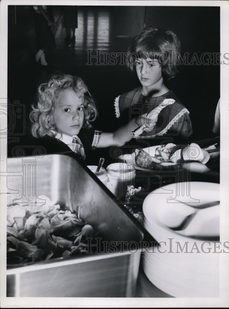 1959 Press Photo Cleveland 2nd Graders Paulette Beebe, Margaret Scarcella - Historic Images