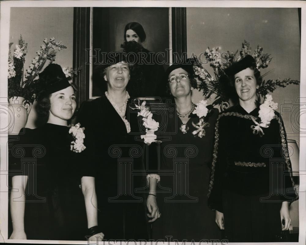 1940 Press Photo Mrs Franklin D Roosevelt Guest at Luncheon of Harvard Dames - Historic Images