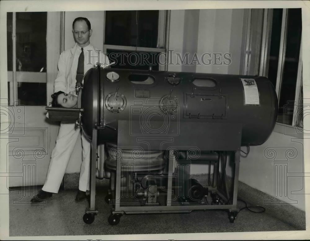 1939 Press Photo Dr Eugene Roach and Miss Lois Geigle at City Hospital - Historic Images