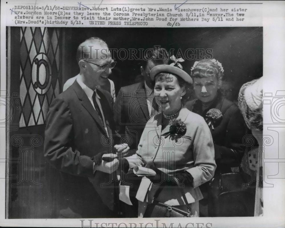 1958 Press Photo Rev Robert Lutz greets Mrs Mamie Eisenhower - Historic Images