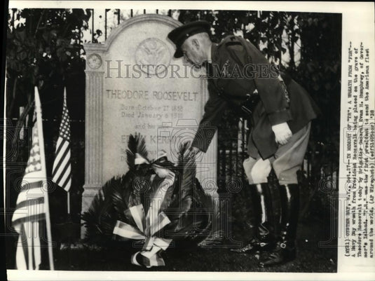1938 Wire Photo A Navy Day wreath from Pres. Roosevelt being placed on grave - Historic Images