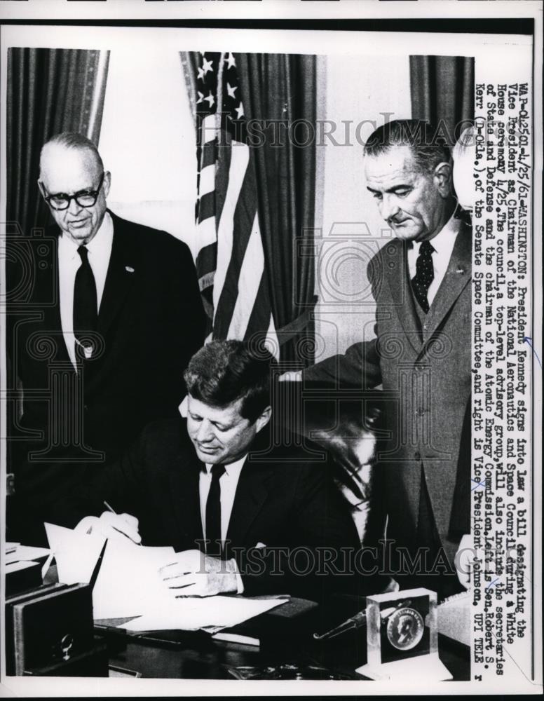 1961 Press Photo President Kennedy Signs Bill with VP Johnson and Senator Kerr - Historic Images